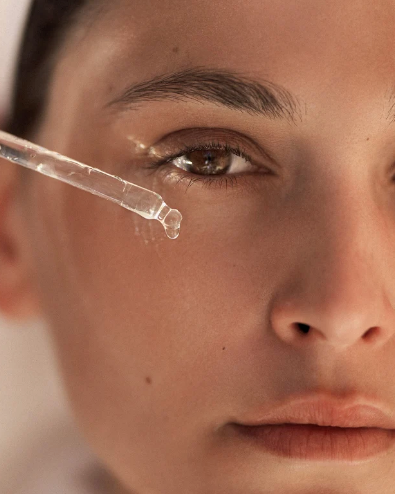 Application d’une huile visage Nüssa à la pipette